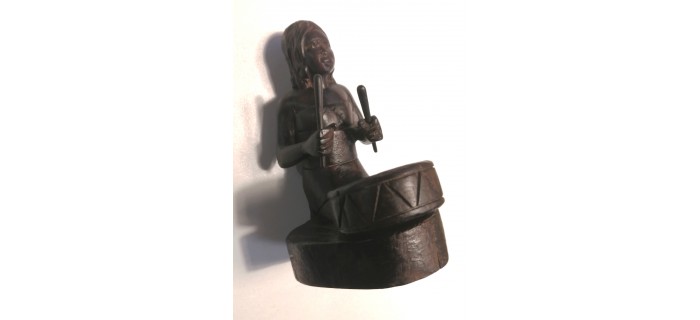 Statuette bois de rose percussionniste